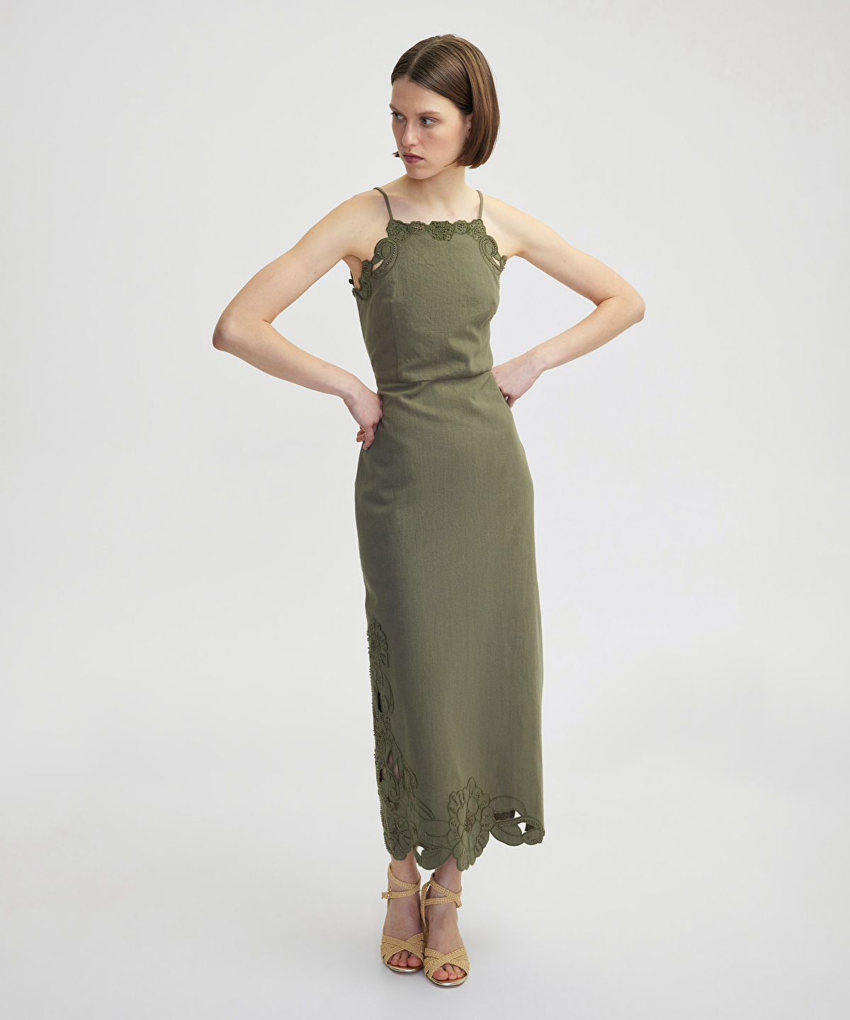 İşlemeli halter yaka elbise - 1