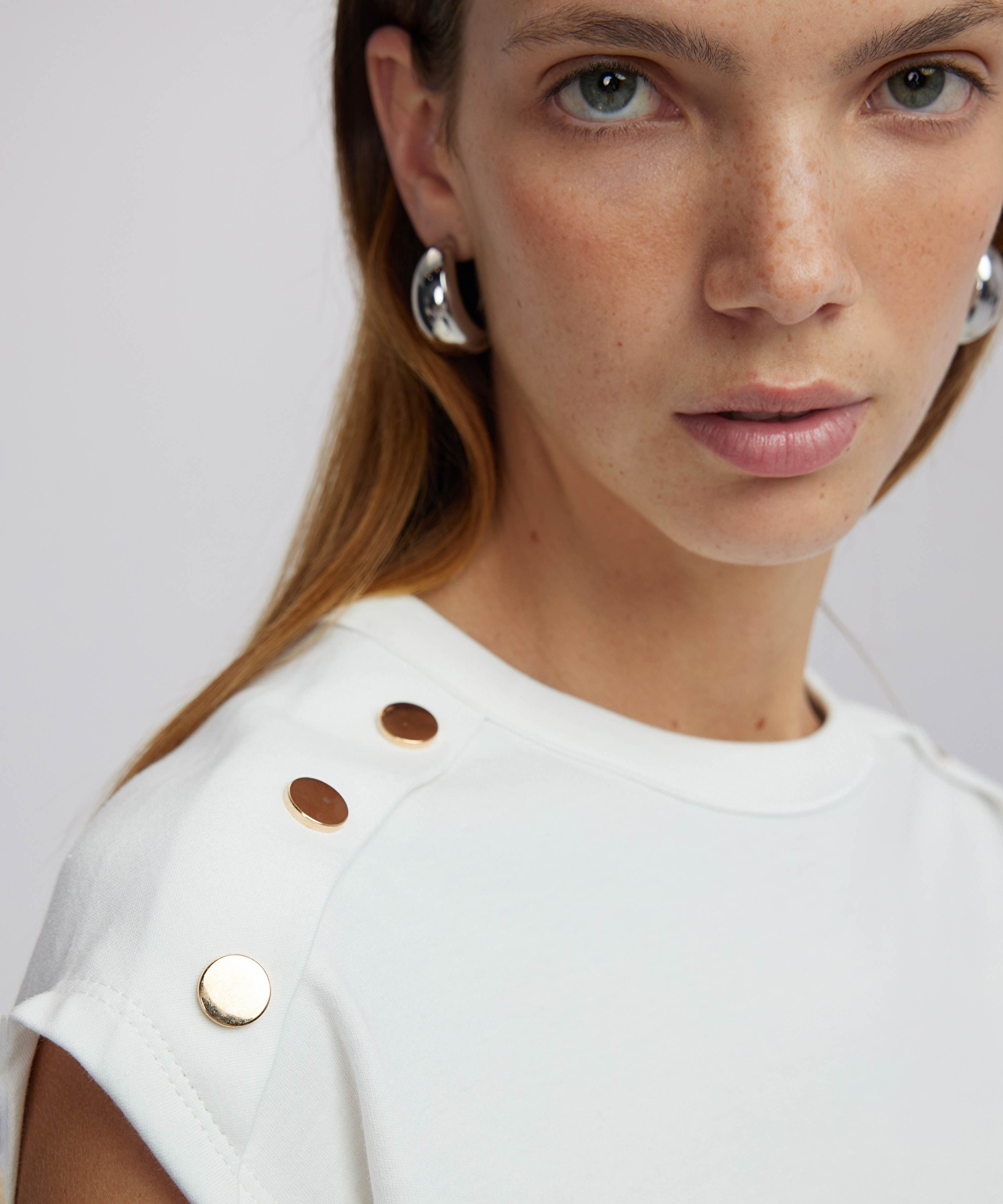 Beyaz Metal aksesuarlı tişört IW6240070076002 | İpekyol