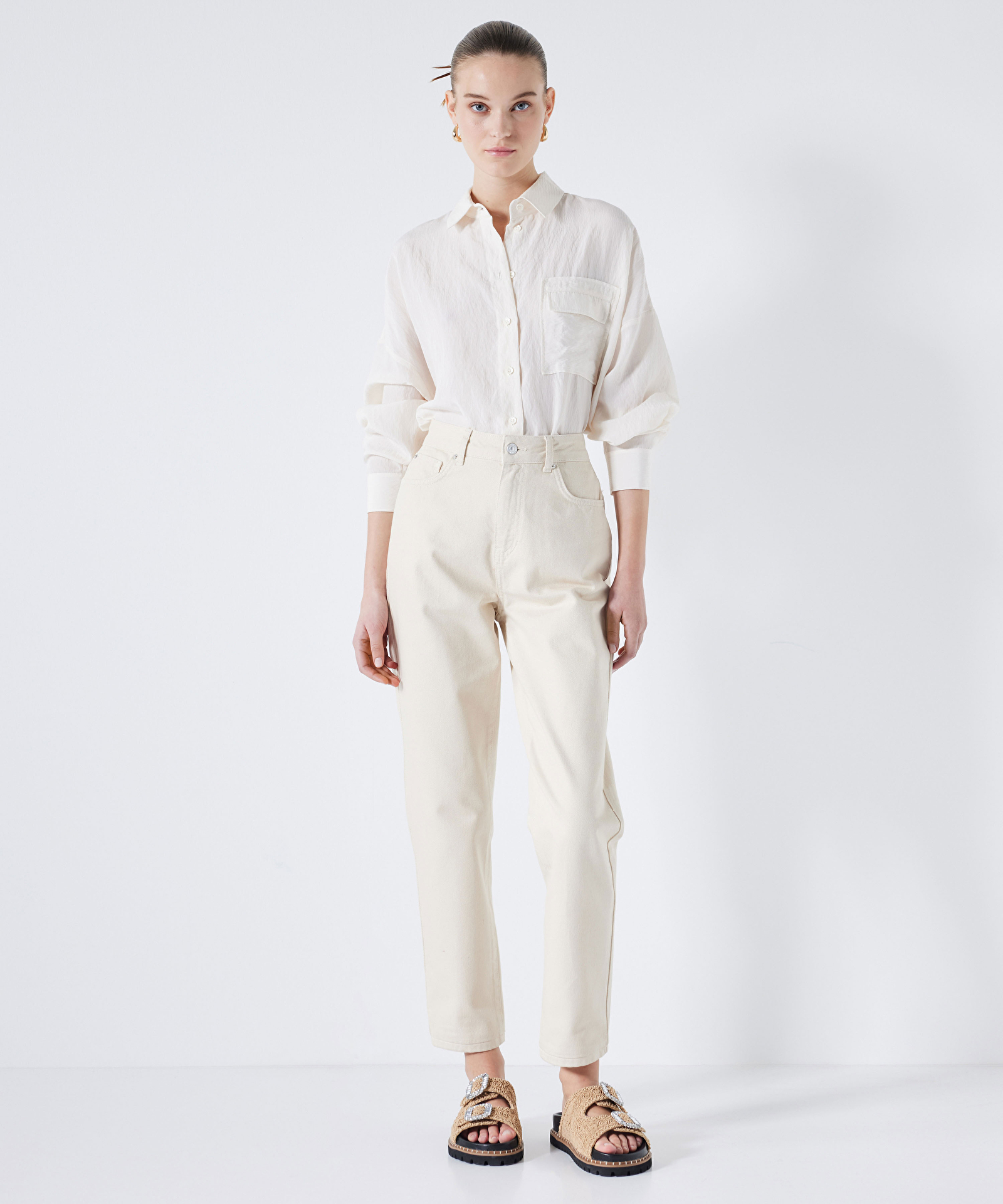 Pantolon va yubkasiz ayol