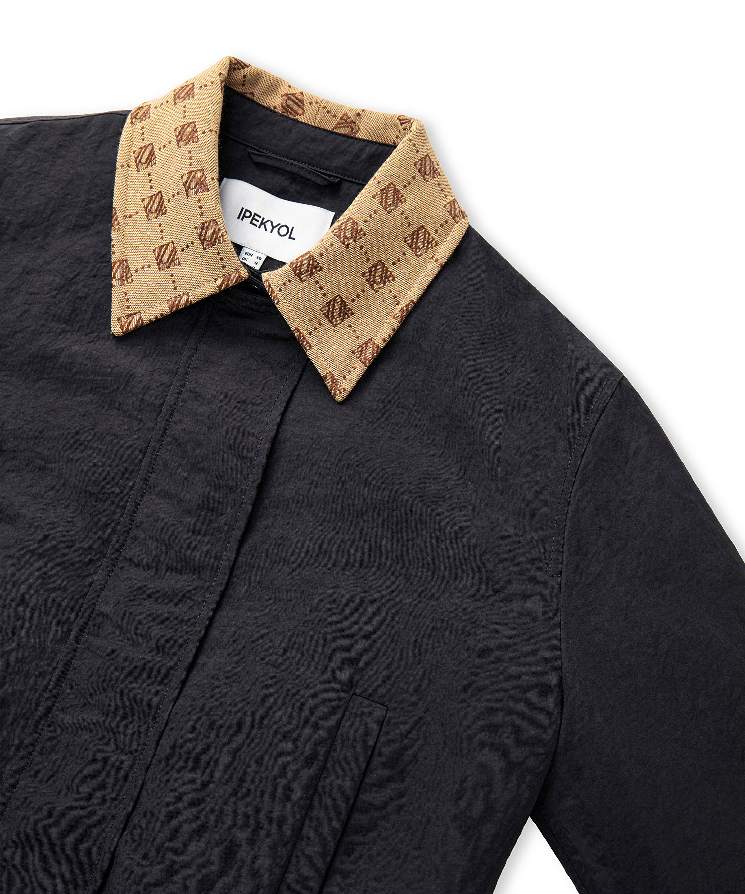 Monogram jakarlı mont_5