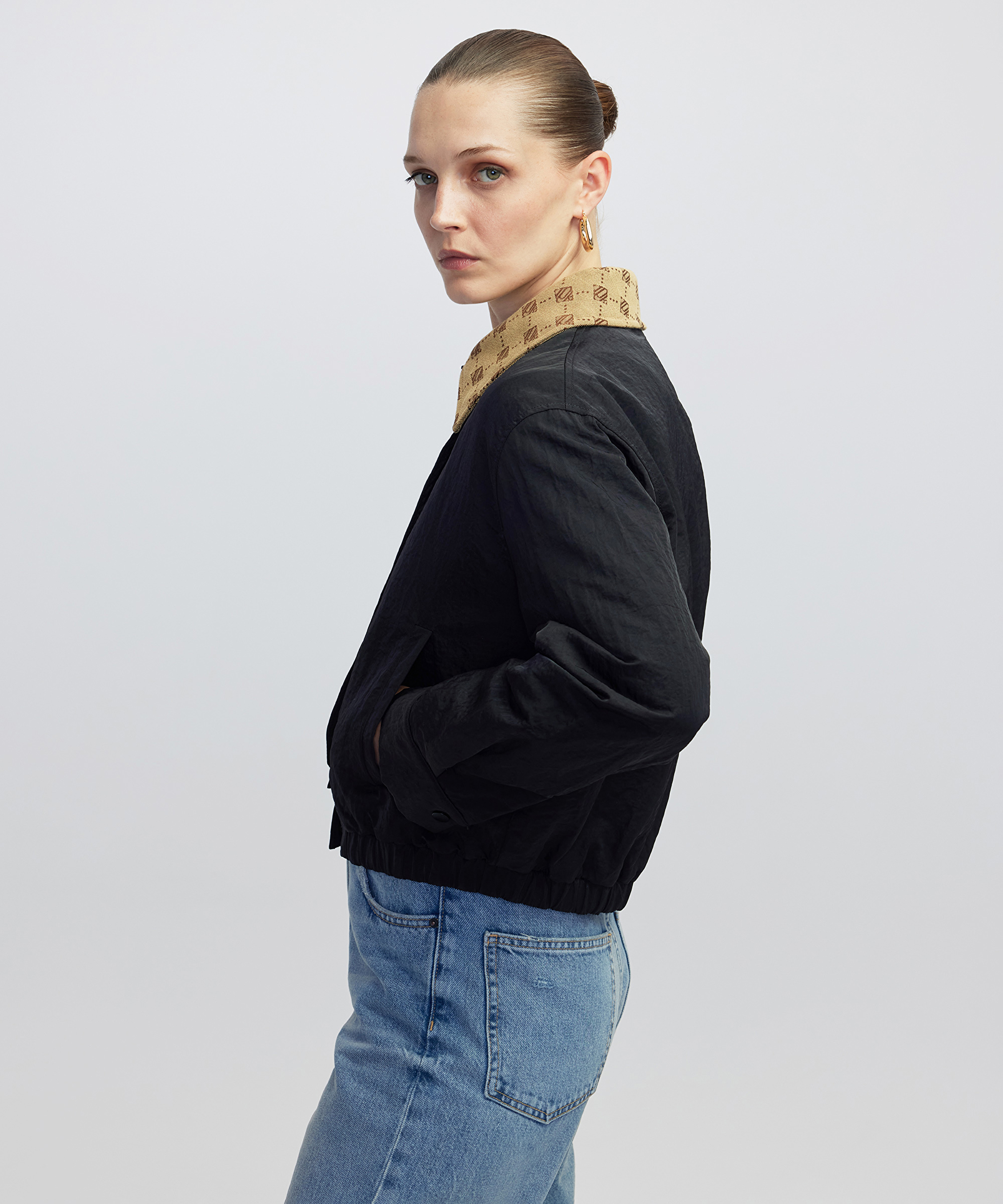 Monogram jakarlı mont_2