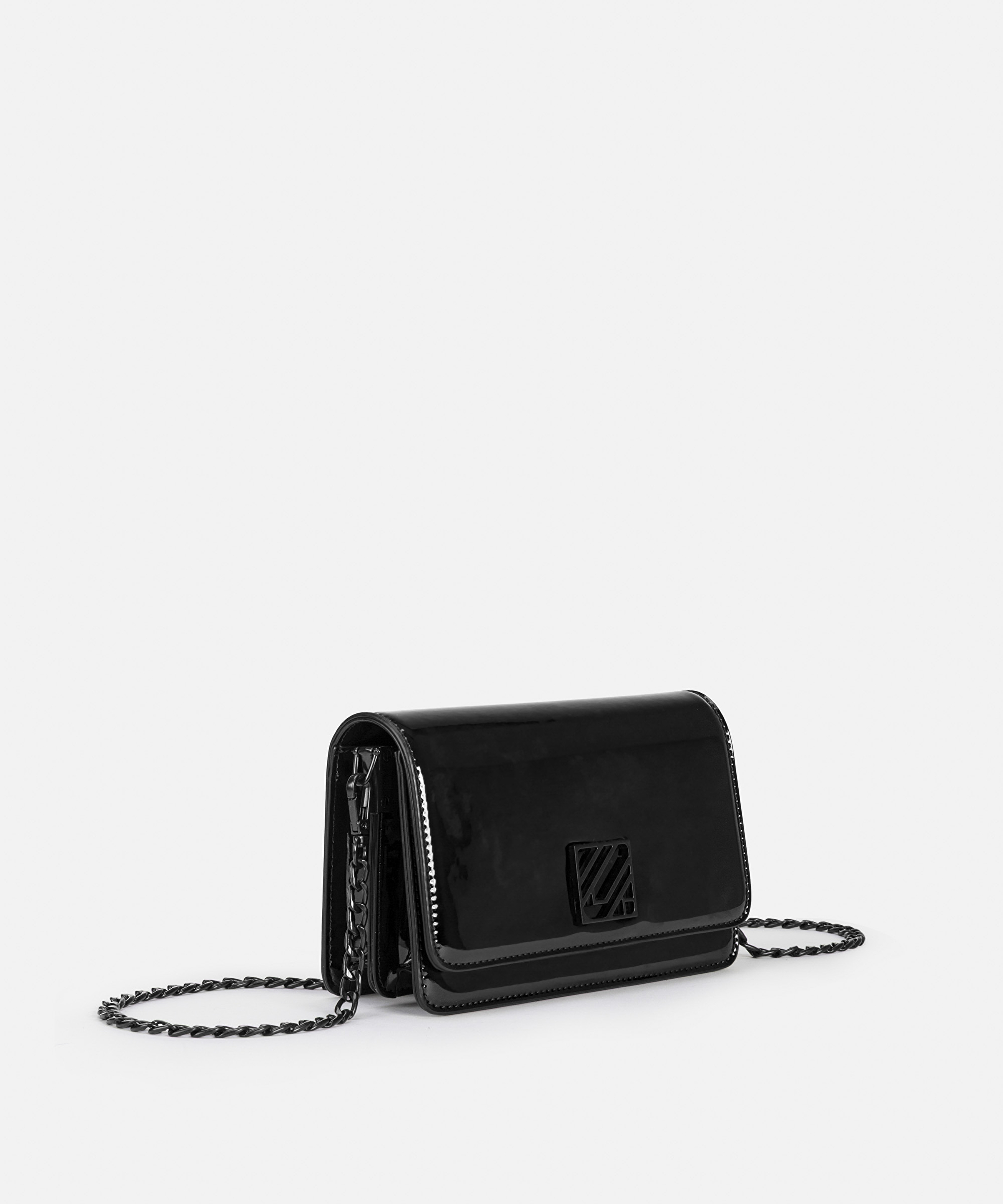 Monogram tokalı parlak yüzeyli çanta_2