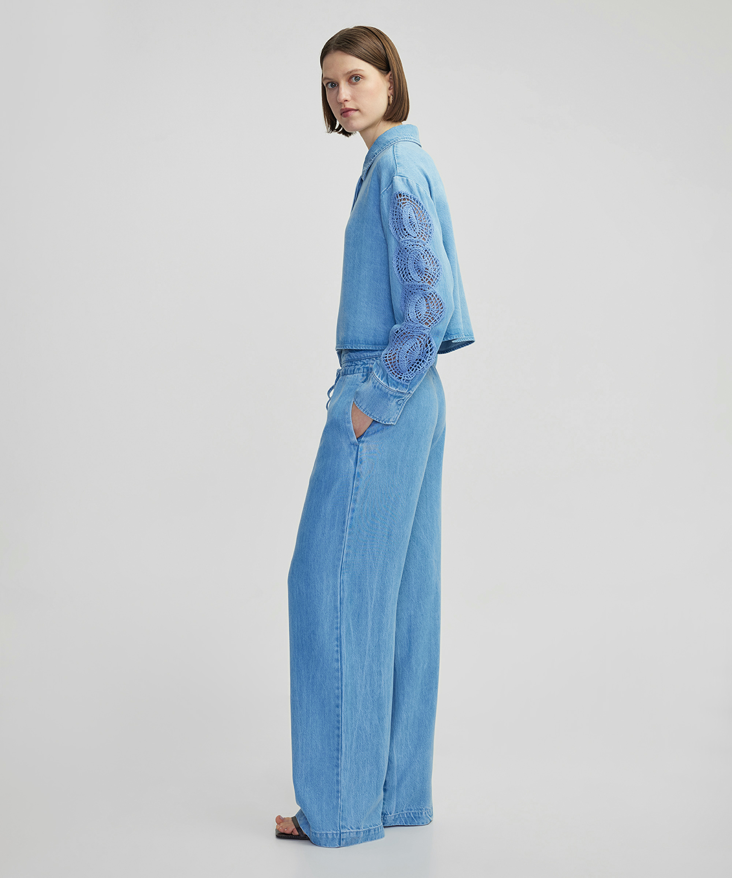 Belden bağlamalı denim pantolon_1