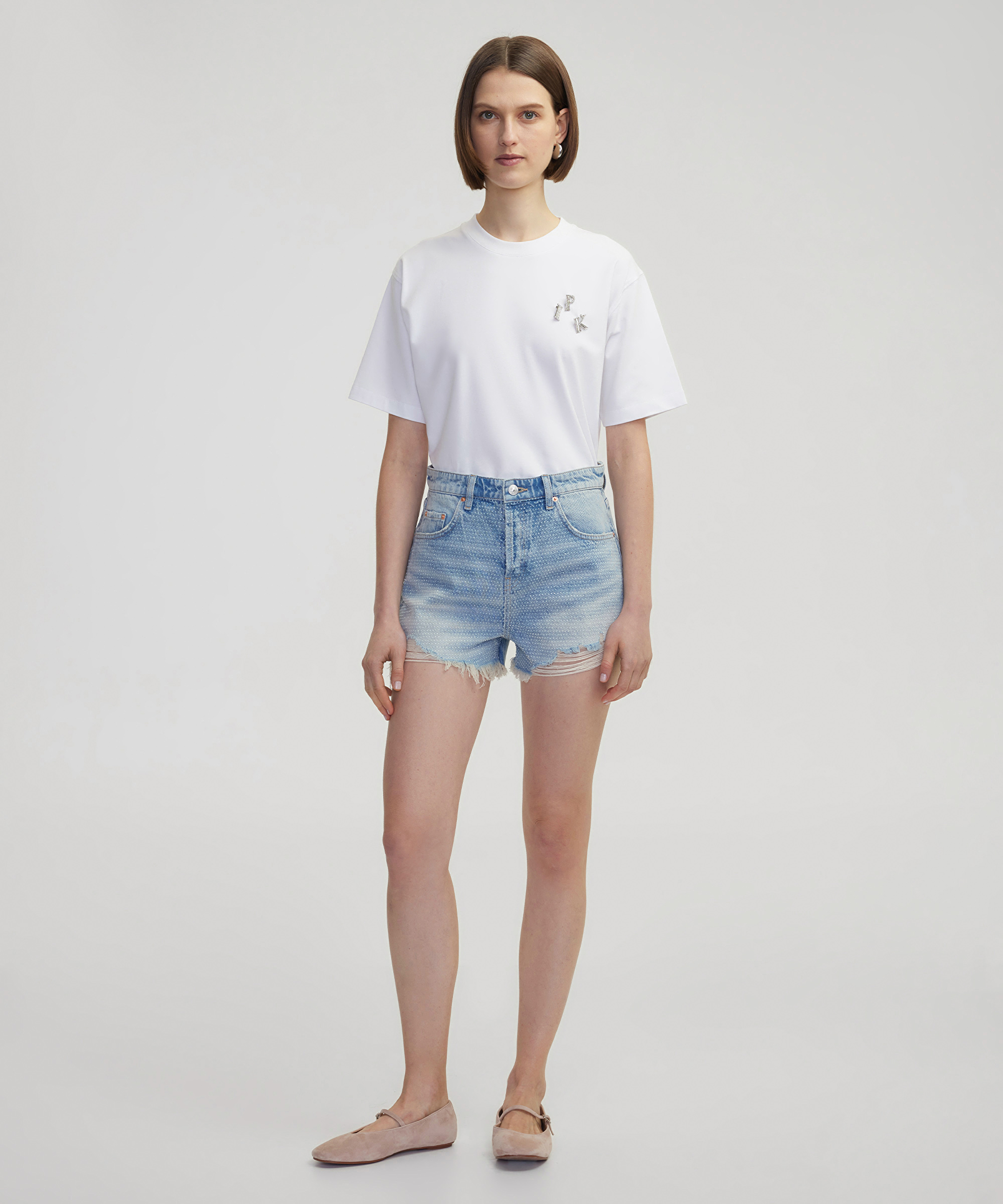 Hotfix baskılı raw edge denim şort