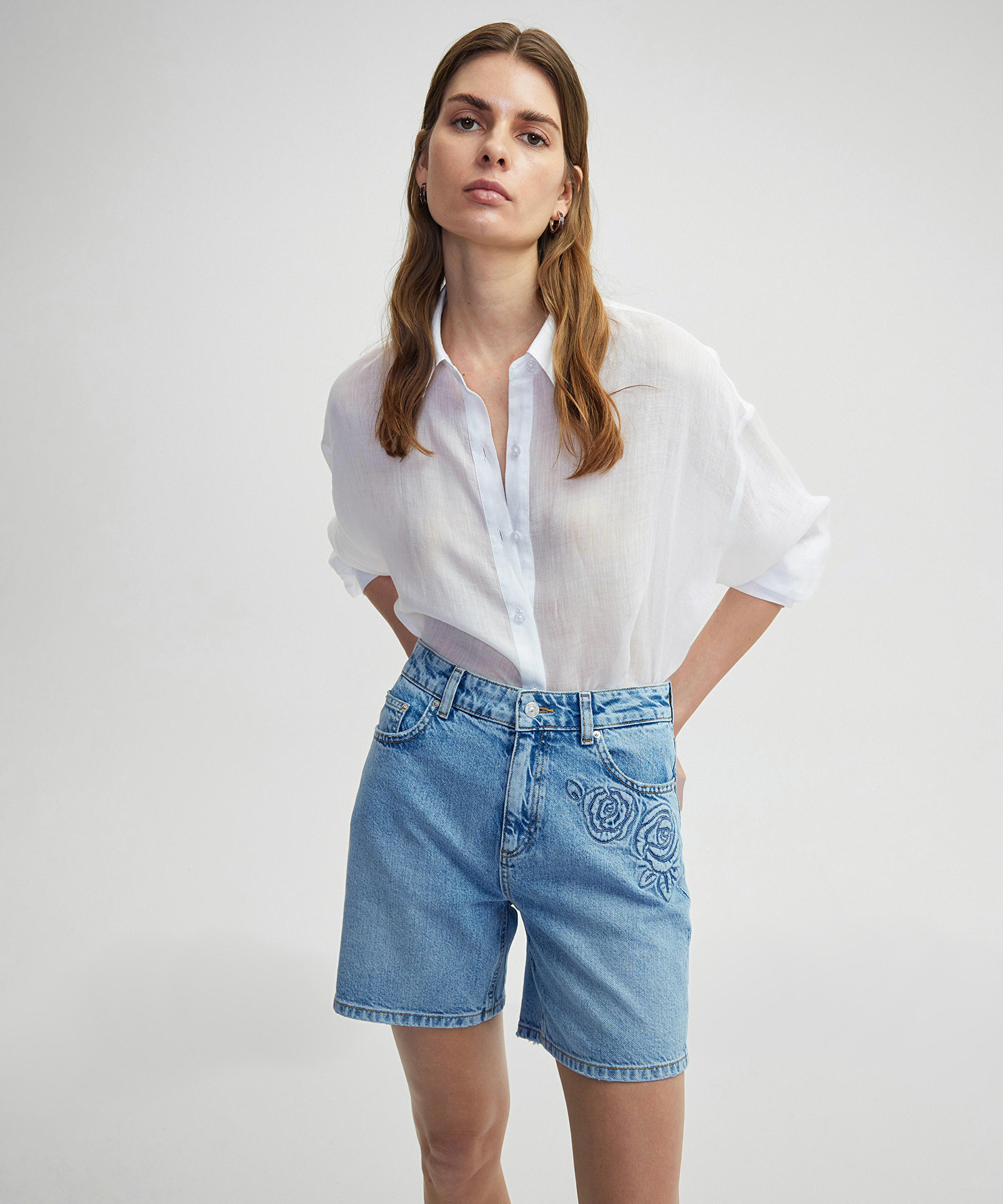 Çiçek motifli denim şort_1