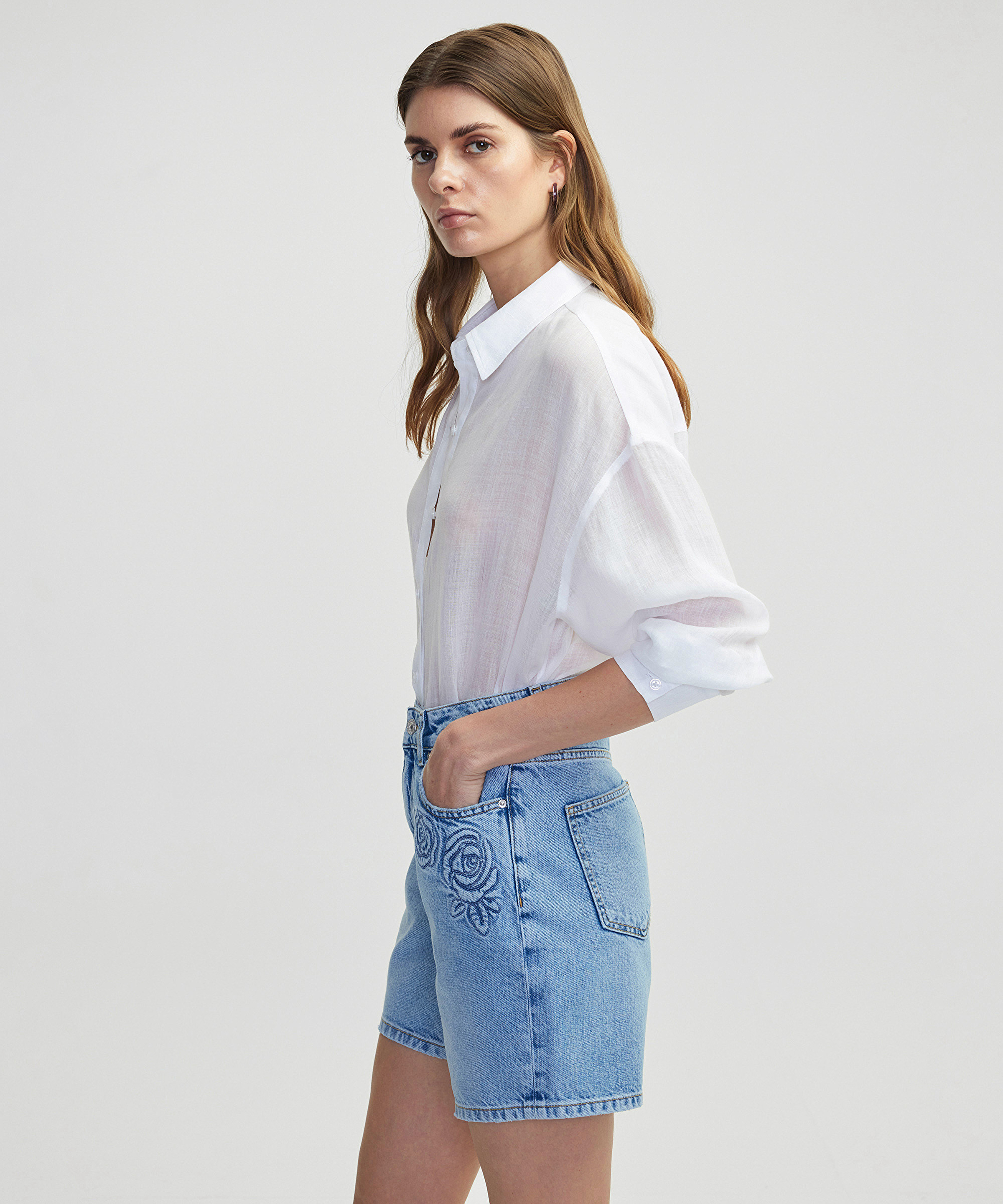 Çiçek motifli denim şort_2
