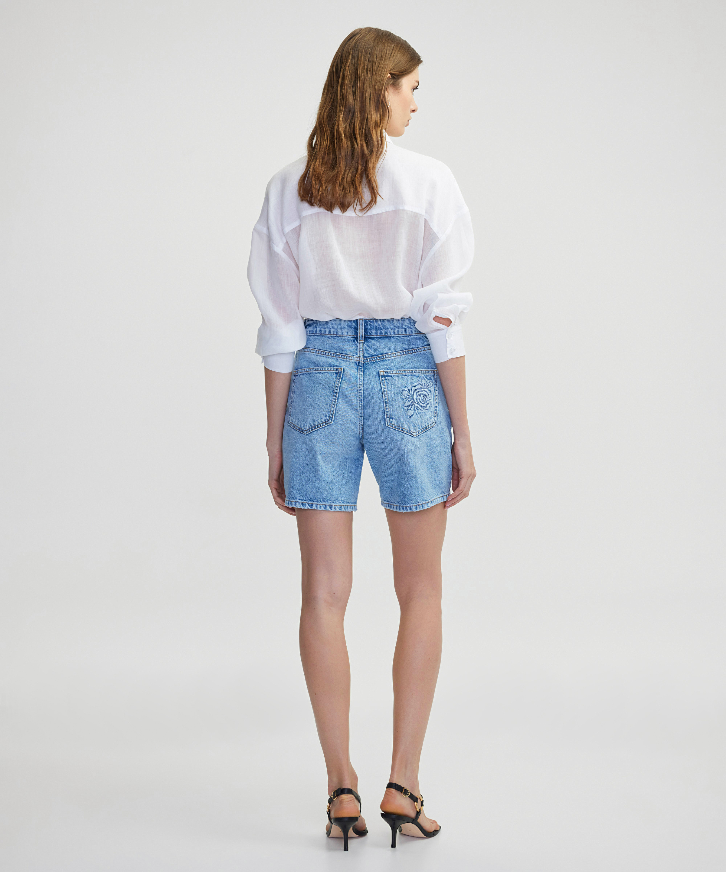Çiçek motifli denim şort_3
