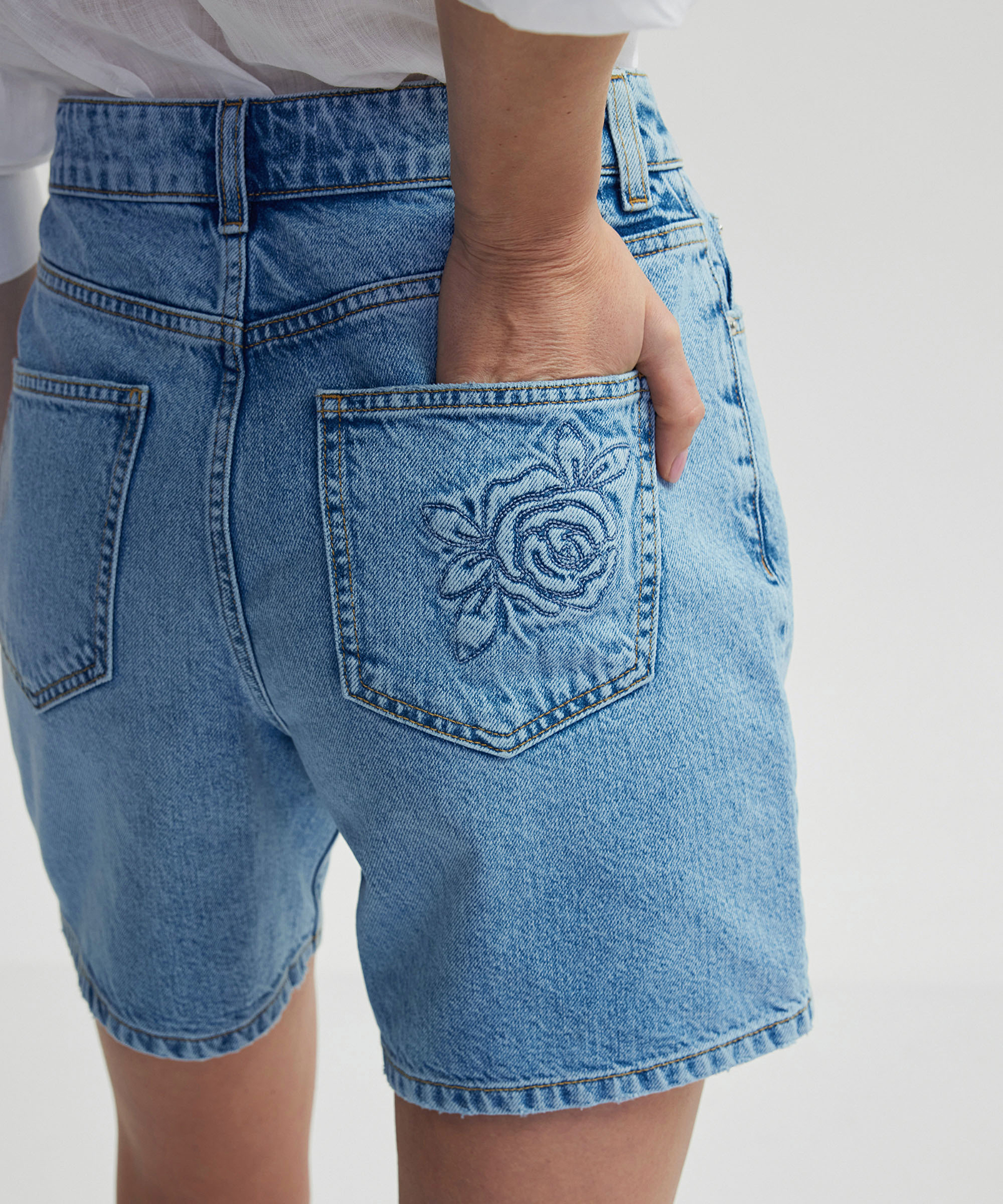 Çiçek motifli denim şort_4