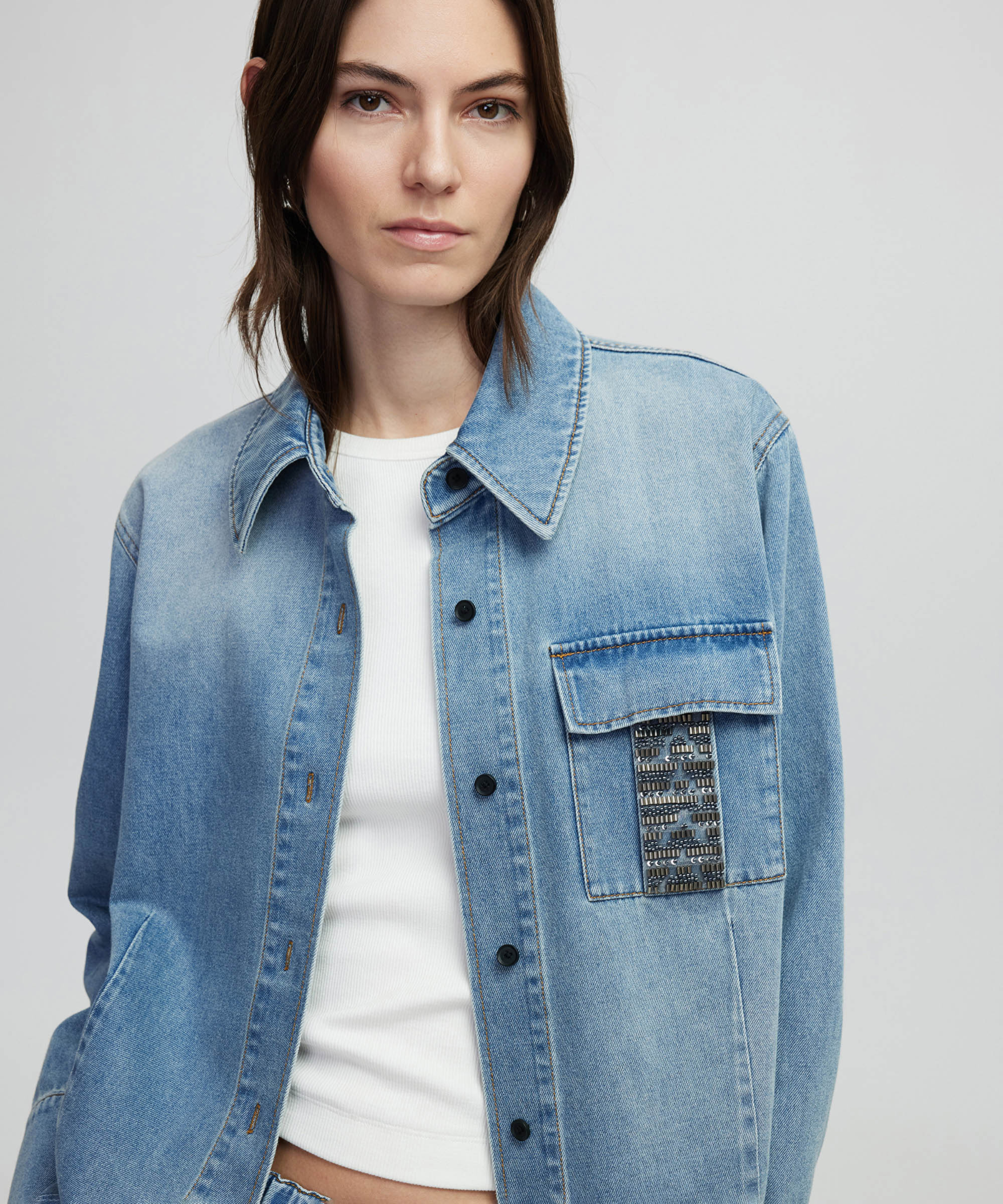 İşlemeli denim gömlek