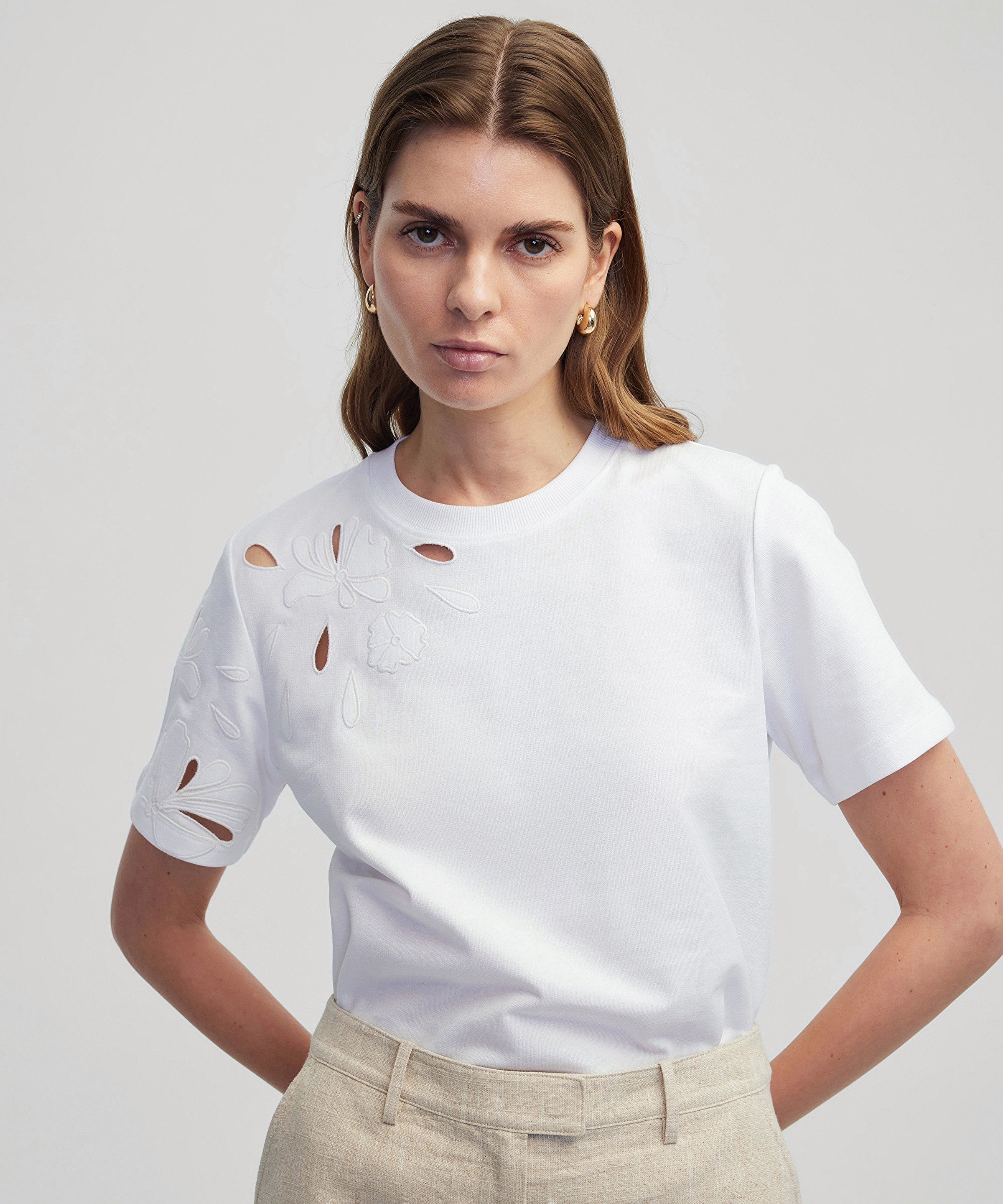 Nakışlı cutout tişört